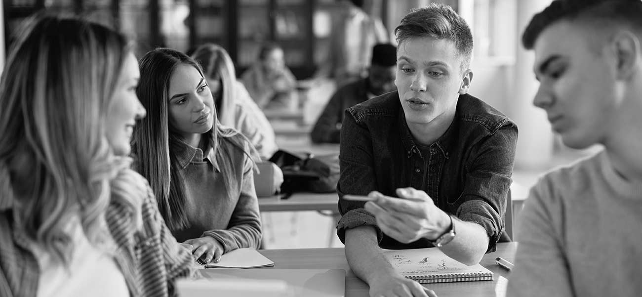 Etudiants discutant en cours