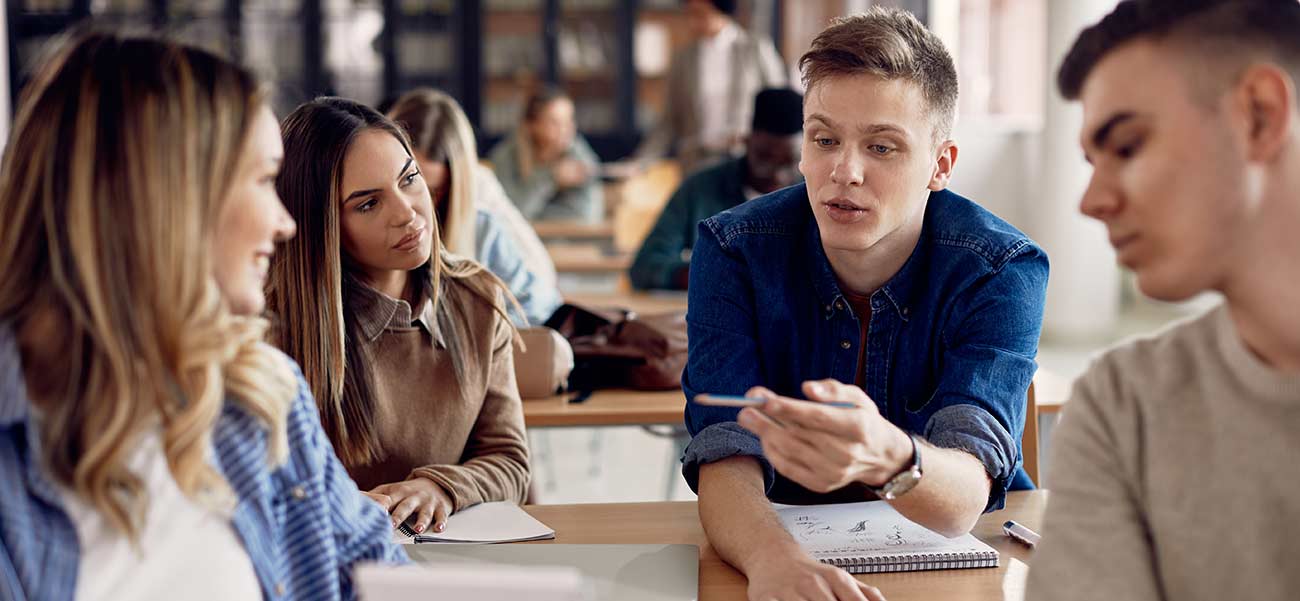 Etudiants discutant sur un projet