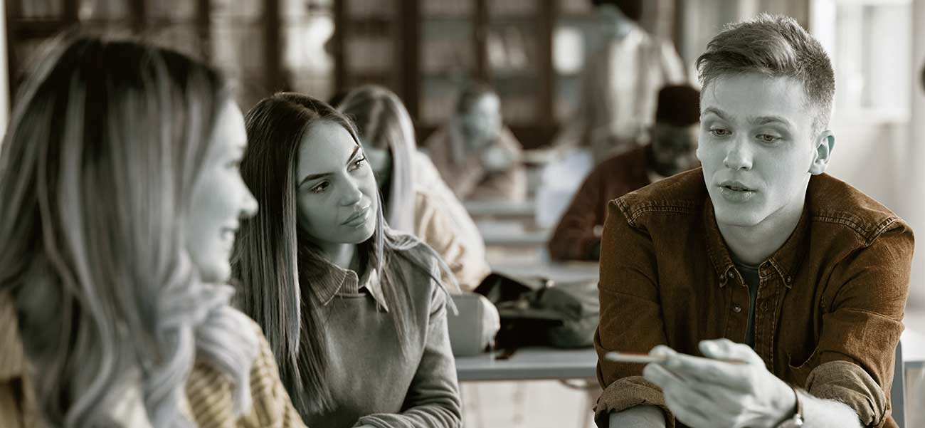 Etudiants discutant en cours